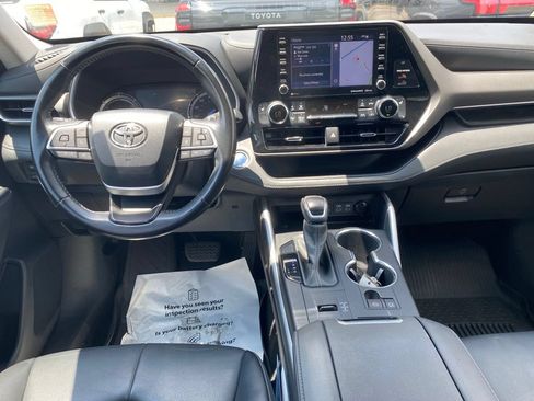 Used 2022 Toyota Highlander XLE AWD/4WD image 10