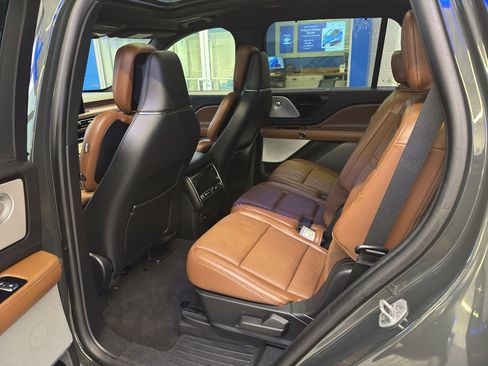 Used 2023 Lincoln Aviator Reserve w/ Equipment Group 201A image 9