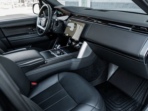 Used 2023 Land Rover Range Rover SV image 2