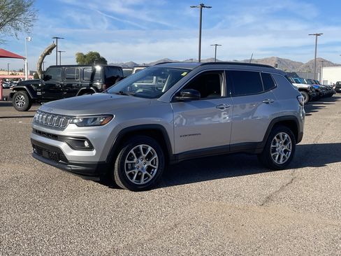 Used 2022 Jeep Compass Latitude image 2