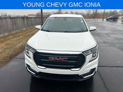 Used 2024 GMC Terrain SLE FWD image 4