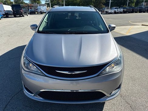 Used 2017 Chrysler Pacifica Touring-L w/ Tire & Wheel Group FWD image 12
