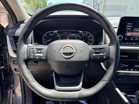 Used 2025 Nissan Rogue SV FWD image 30