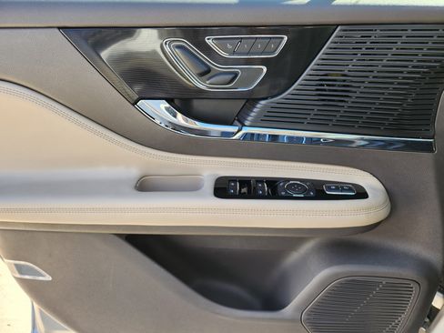 Used 2021 Lincoln Corsair AWD w/ Premium Package image 25