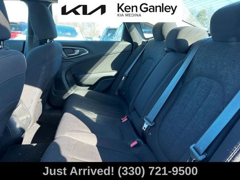 Used 2015 Chrysler 200 Limited w/ Convenience Group image 10