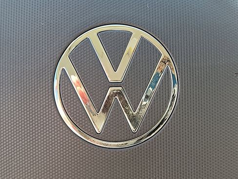 New 2026 Volkswagen Taos SE image 16