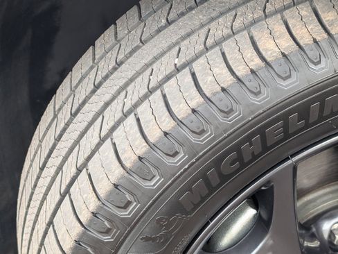 Used 2019 Chrysler Pacifica Touring-L w/ S Appearance Package FWD image 9
