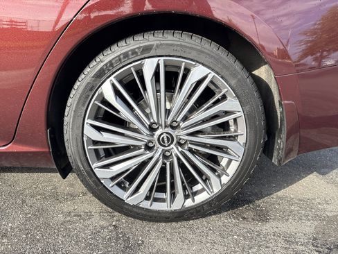 Used 2024 Nissan Altima 2.5 SL FWD image 14