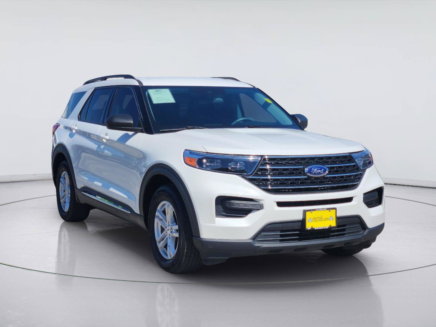 Used 2024 Ford Explorer XLT RWD image 3