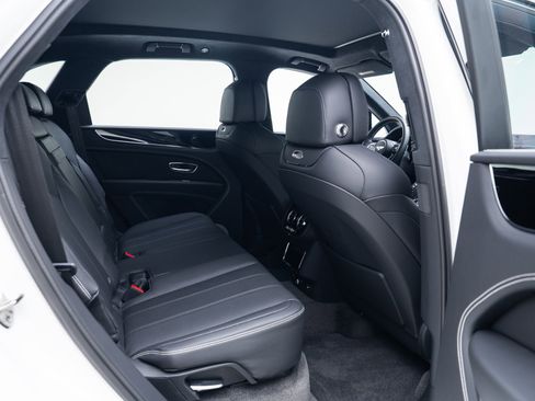 Used 2024 Bentley Bentayga image 32
