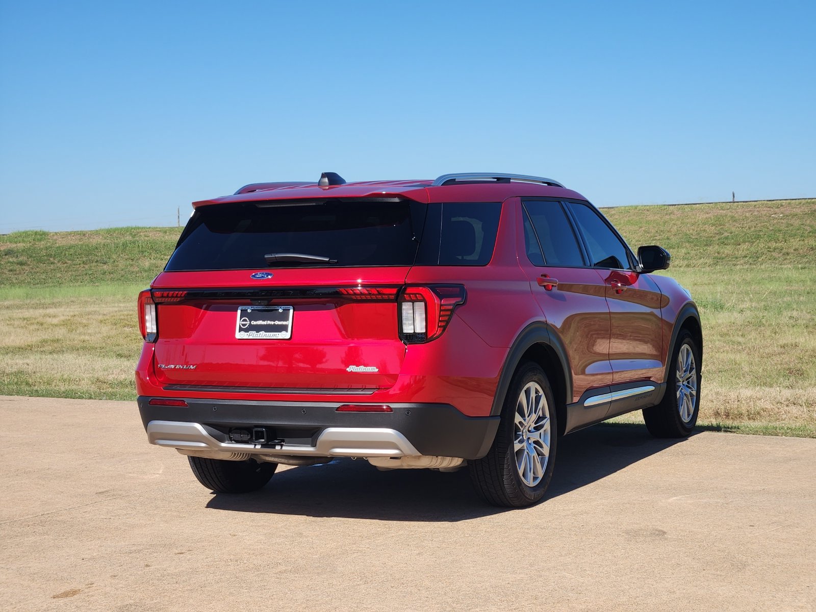Used 2026 Ford Explorer Platinum RWD image 4