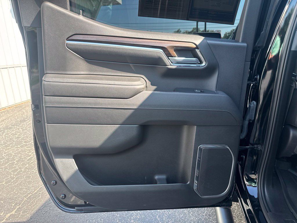 Used 2023 Chevrolet Silverado 1500 LT w/ Leather Package AWD/4WD image 16
