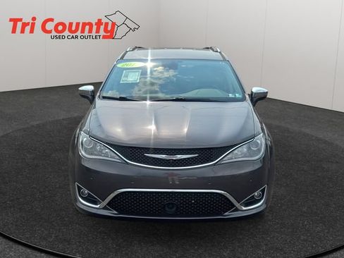 Used 2017 Chrysler Pacifica Limited w/ Advanced Safetytec Group FWD image 2