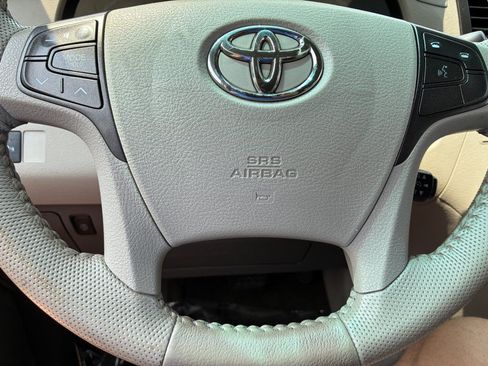 Used 2012 Toyota Sienna XLE w/ Premium Pkg FWD image 9
