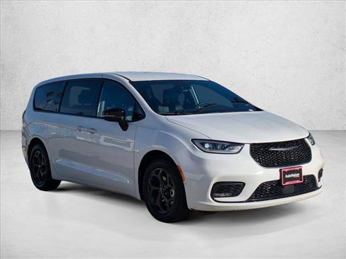 Used 2024 Chrysler Pacifica Limited image 3