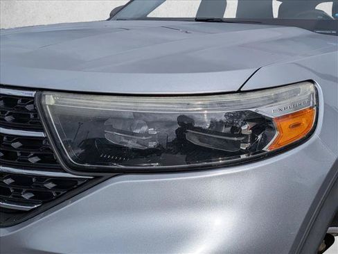 Used 2020 Ford Explorer XLT RWD image 2