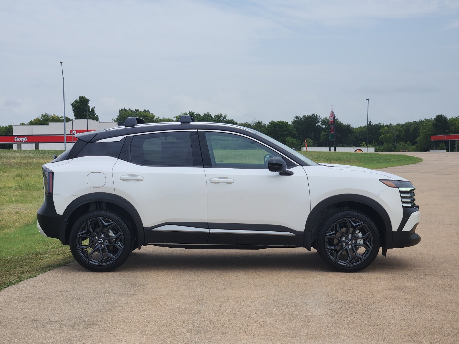 New 2026 Nissan Kicks SR w/ Cold Weather Package AWD/4WD image 7