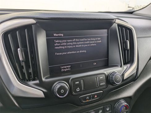 Used 2024 GMC Terrain SLT image 17