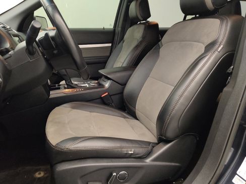 Used 2017 Ford Explorer XLT w/ Equipment Group 202A AWD/4WD image 17