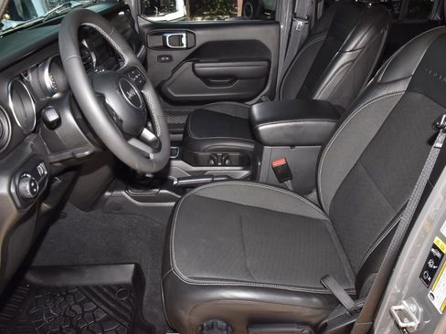 Used 2023 Jeep Gladiator Sport image 13