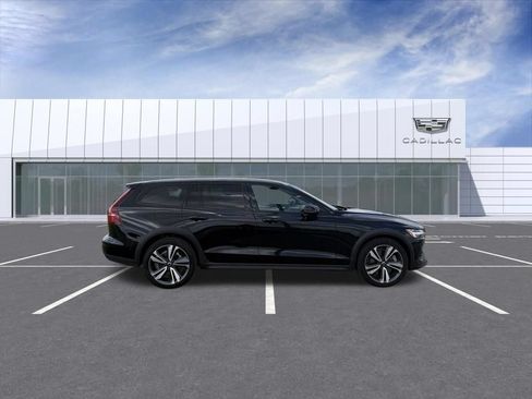 Used 2025 Volvo V60 B5 Cross Country Plus AWD/4WD image 2