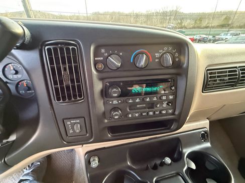 Used 2002 Chevrolet Express 2500 w/ Preferred Equipment Group 2 image 21