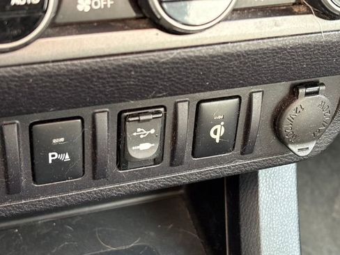 Used 2017 Toyota Tacoma TRD Sport AWD/4WD image 20