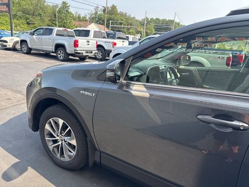 Used 2017 Toyota RAV4 XLE image 5