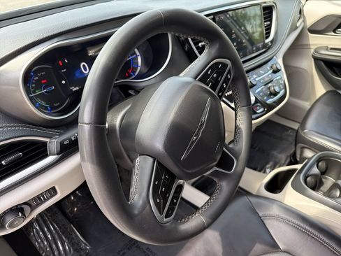 Used 2023 Chrysler Pacifica Touring-L FWD image 11