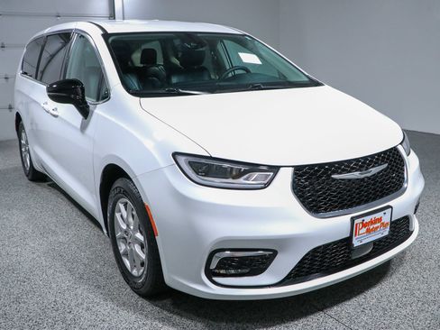 Used 2024 Chrysler Pacifica Touring-L FWD image 5