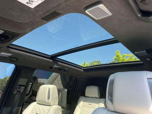 Used 2025 Cadillac Escalade ESV V image 9