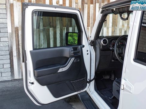 Used 2015 Jeep Wrangler Unlimited Sahara AWD/4WD image 10