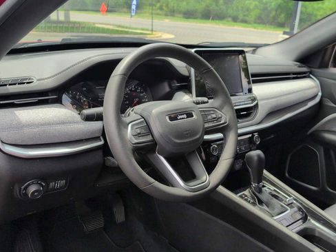 Used 2025 Jeep Compass Latitude AWD/4WD image 10