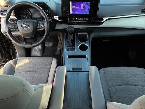 Certified 2025 Toyota Sienna LE FWD image 9