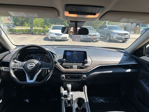 Used 2025 Nissan Altima 2.5 SV FWD image 18