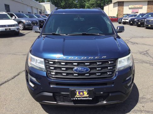 Used 2017 Ford Explorer XLT w/ Equipment Group 202A AWD/4WD image 3