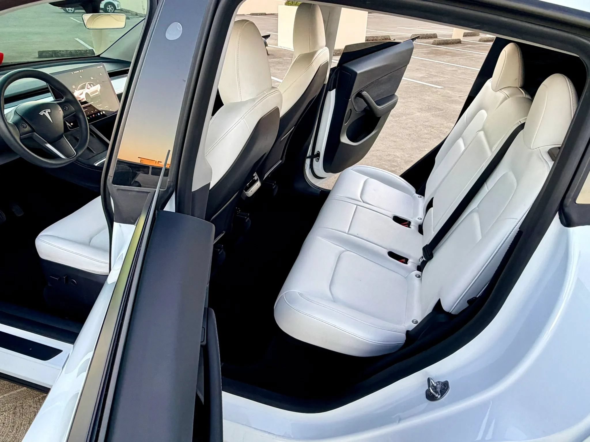 Used 2024 Tesla Model Y Long Range AWD/4WD image 25