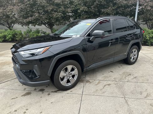 Certified 2023 Toyota RAV4 LE AWD/4WD image 3
