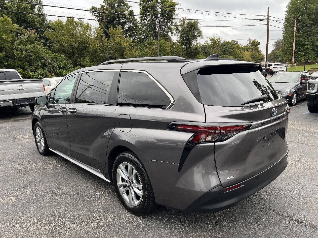 Used 2024 Toyota Sienna XLE w/ XLE Plus Package AWD/4WD image 7