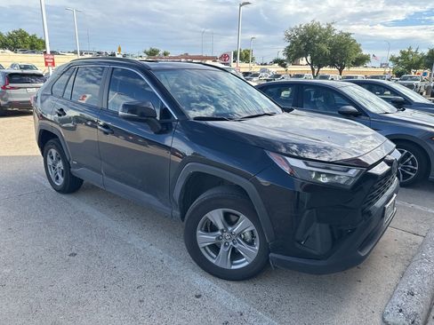 Used 2025 Toyota RAV4 XLE w/ Convenience Package AWD/4WD image 2