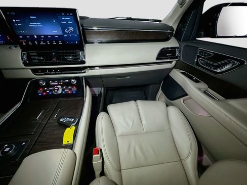 Used 2022 Lincoln Navigator L Reserve w/ Monochromatic Package AWD/4WD image 30