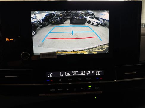 Used 2026 Toyota Sienna LE FWD image 19