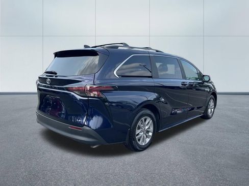 Used 2025 Toyota Sienna LE w/ LE Plus Package image 5