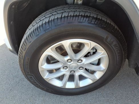 Used 2022 Jeep Grand Cherokee Laredo E image 3