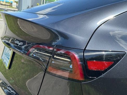 Used 2024 Tesla Model Y Long Range RWD image 11