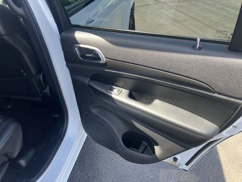 Used 2017 Jeep Grand Cherokee Altitude image 11