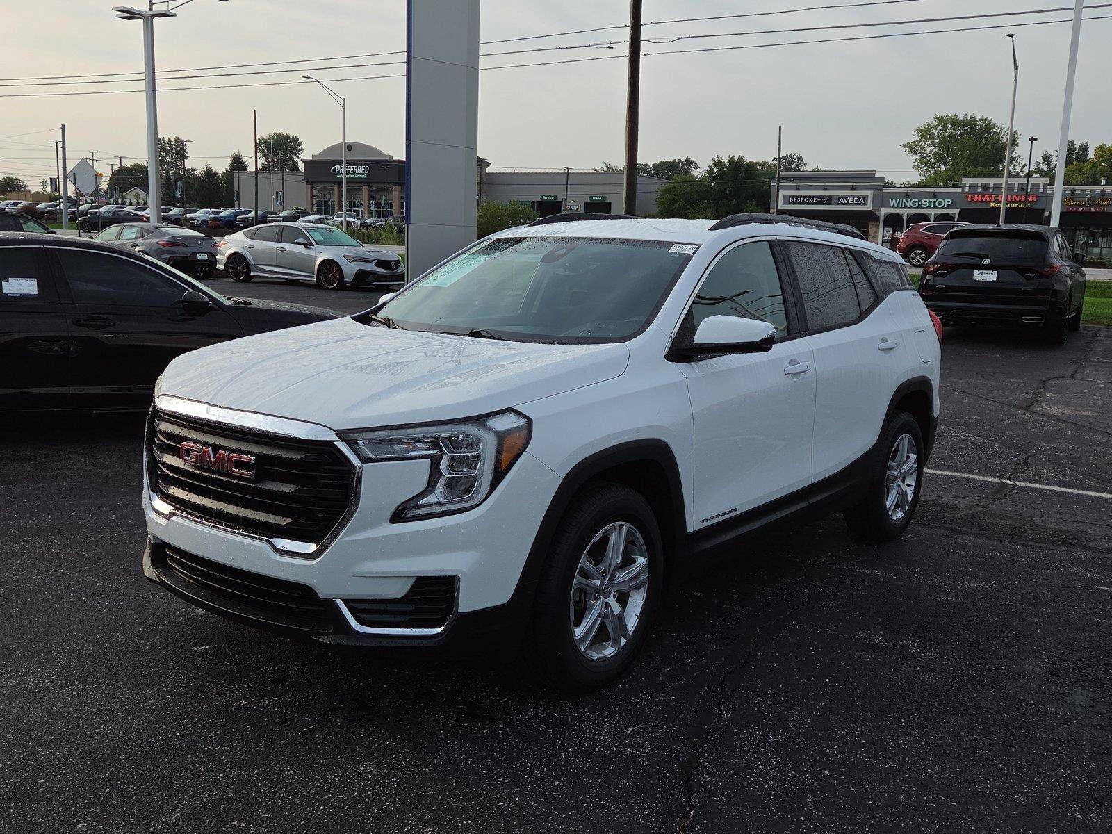Used 2023 GMC Terrain SLE w/ Driver Convenience Package AWD/4WD image 3