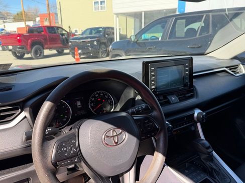 Used 2021 Toyota RAV4 XLE image 22