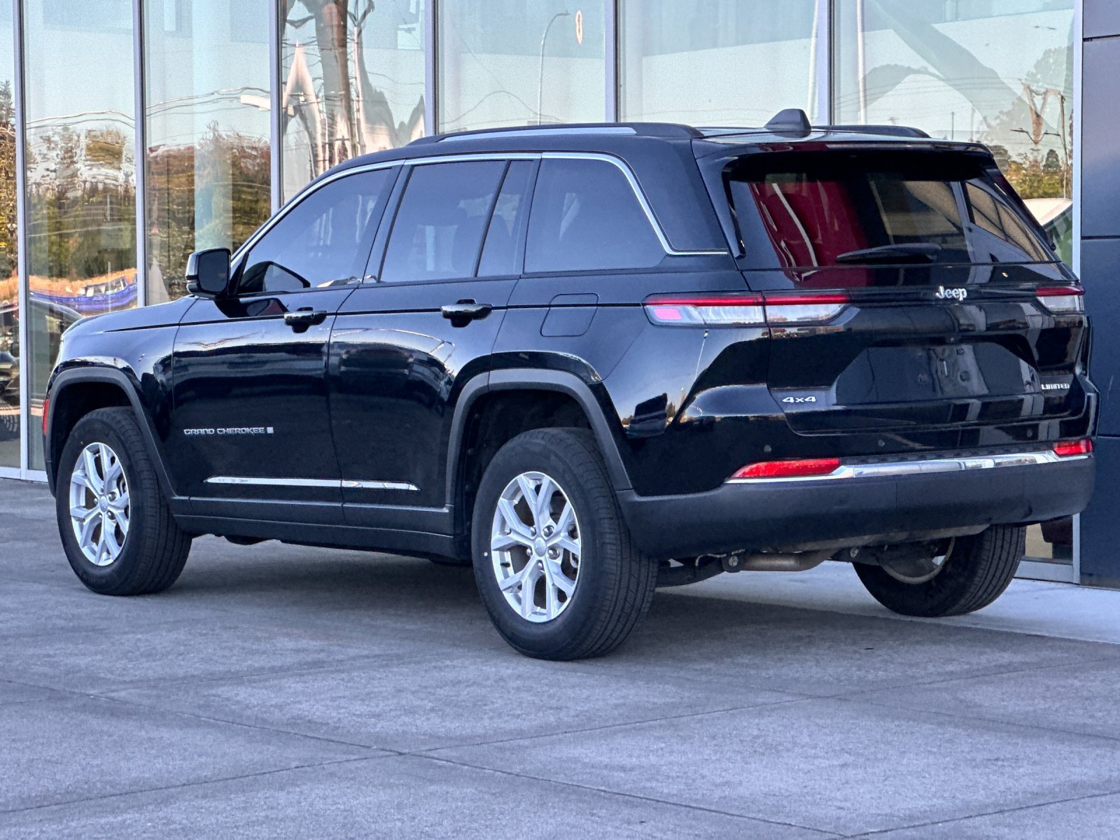 Used 2023 Jeep Grand Cherokee Limited w/ Trailer Tow Prep Group (B) AWD/4WD image 6