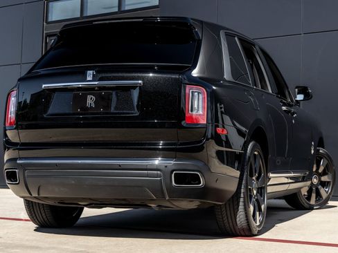 Used 2023 Rolls-Royce Cullinan image 2